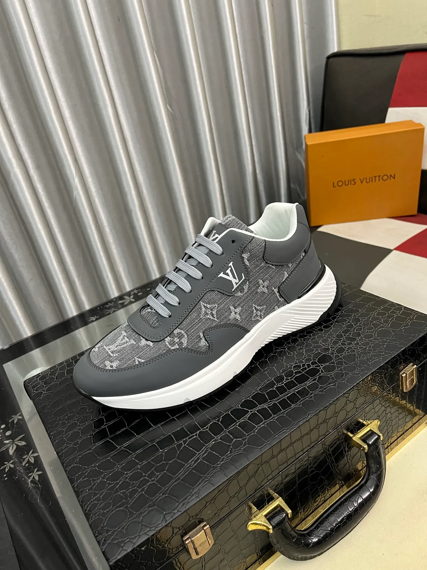 Men's shoes 💰458⌚️⌚️【LOUlS VUlTTON】Louis Vuitton ~ unique and casual style. LV counter purchasing 🏃casual shoes😍😍 are on sale at the men's counter at the same time. Italian imported brands select top-layer Italian cowhide. 🐑Sheepskin lining (refuses to discolor and grind feet) Sole: Original sole specially provided by the original factory 🎬Better in kind Code number: 38-444⃣️Color selection